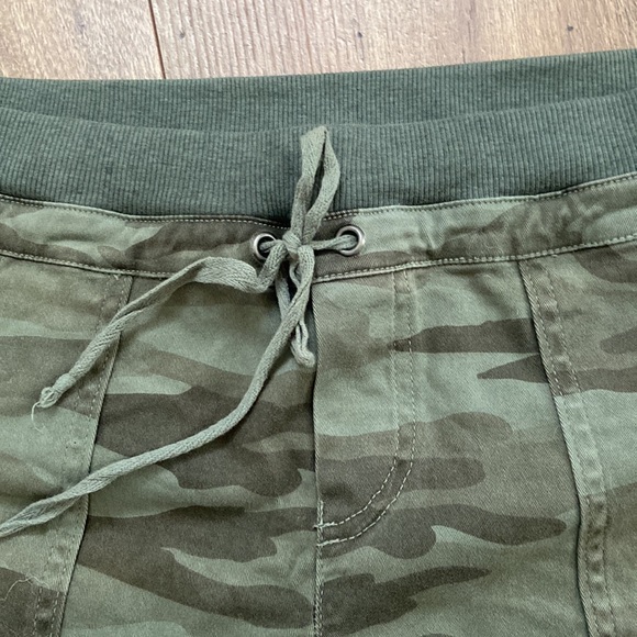 Splendid Green Camo Stretch Shorts - Picture 3 of 7